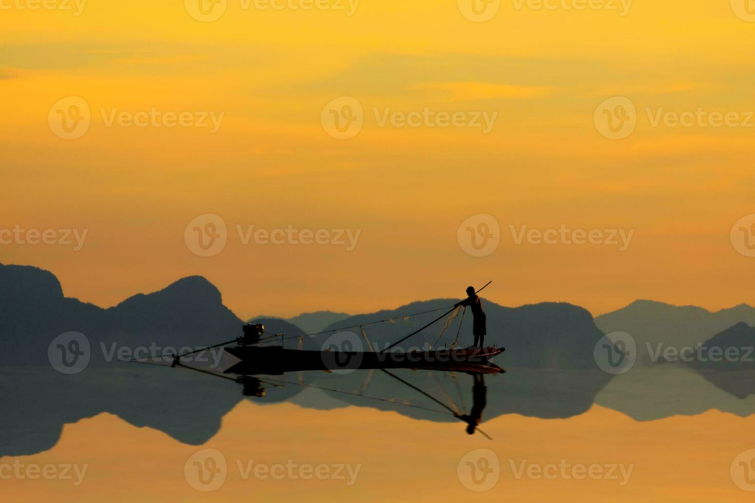 silhouet van vissers Aan de meer. foto