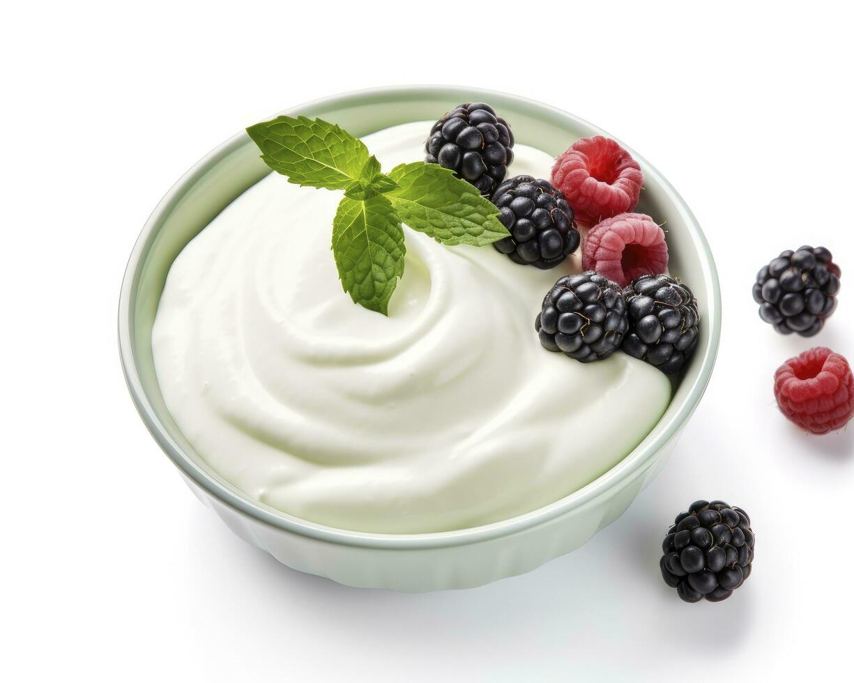 ai gegenereerd groen kom van Grieks yoghurt en vers bessen geïsoleerd Aan wit achtergrond. ai gegenereerd foto