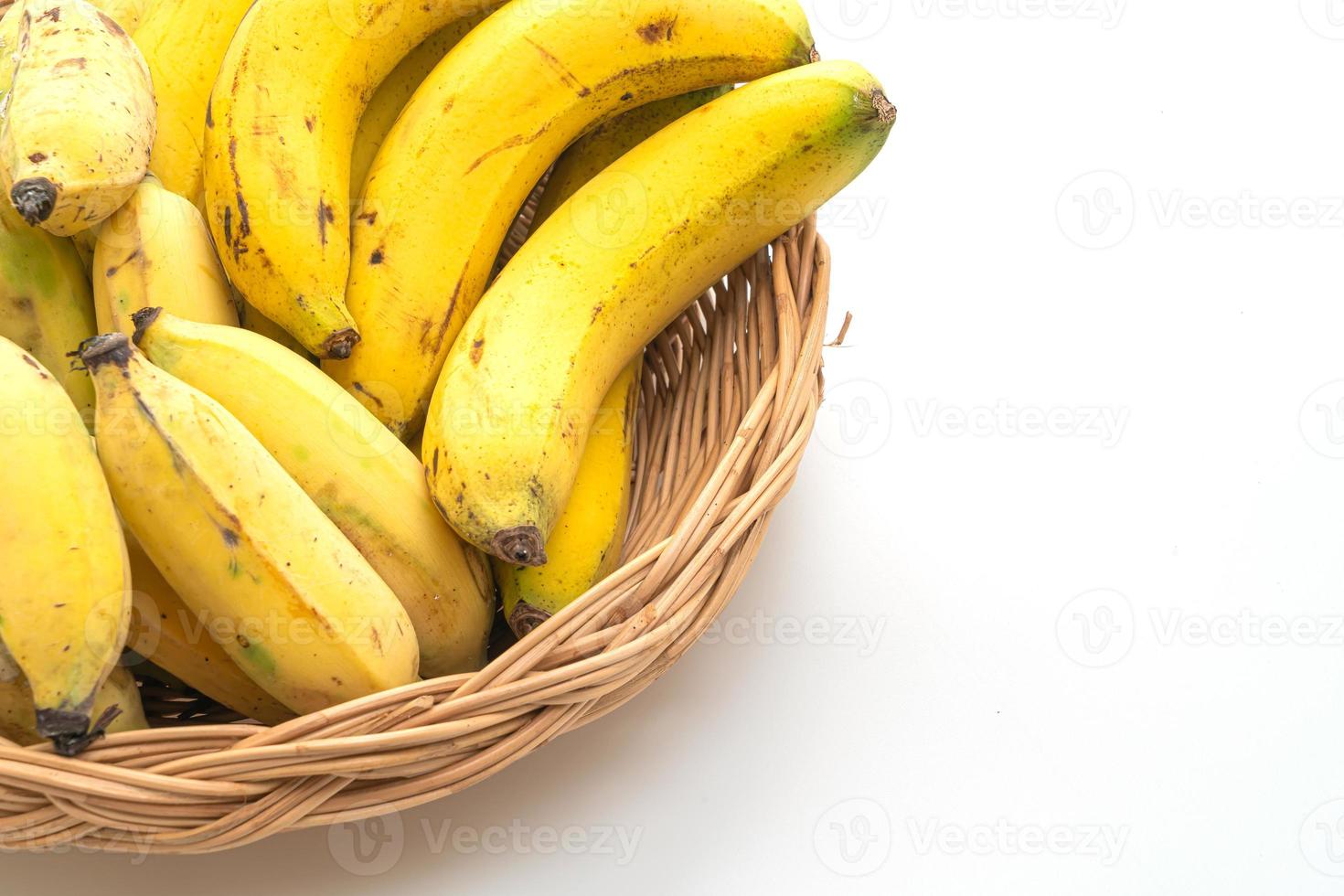 verse gele bananen in mand foto