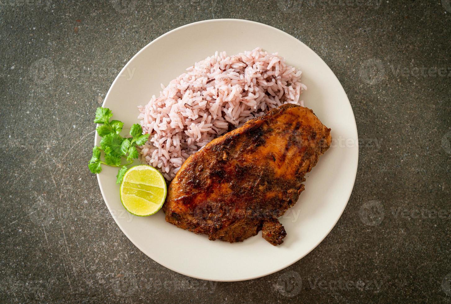 pittige gegrilde jamaicaanse jerk chicken met rijst foto