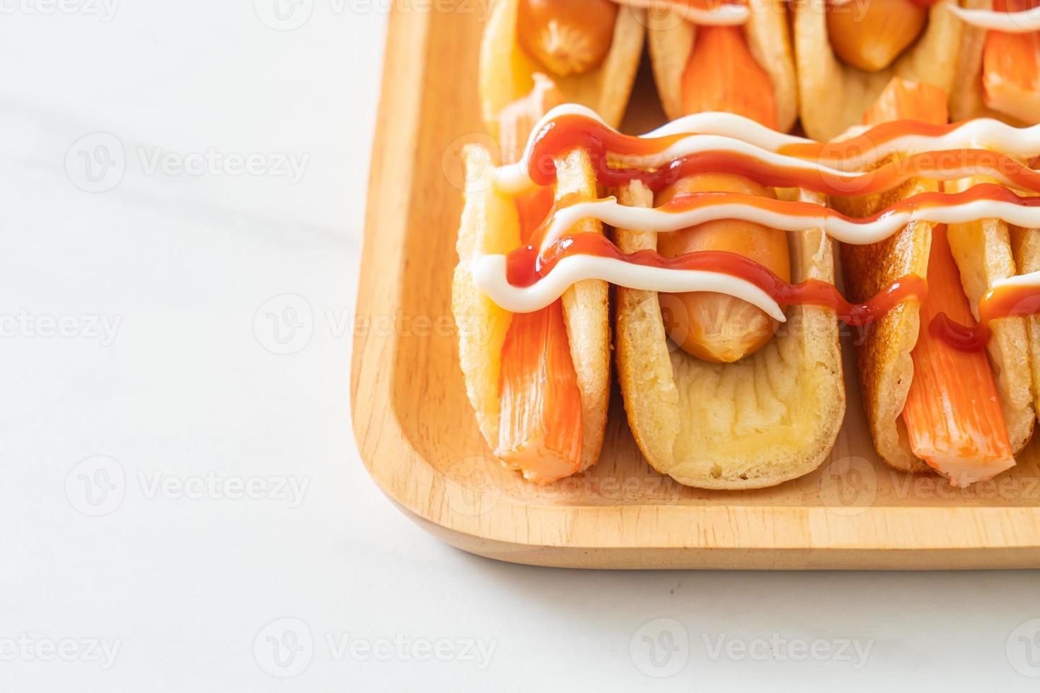 plat pannenkoekenbroodje met worst en krabstick foto