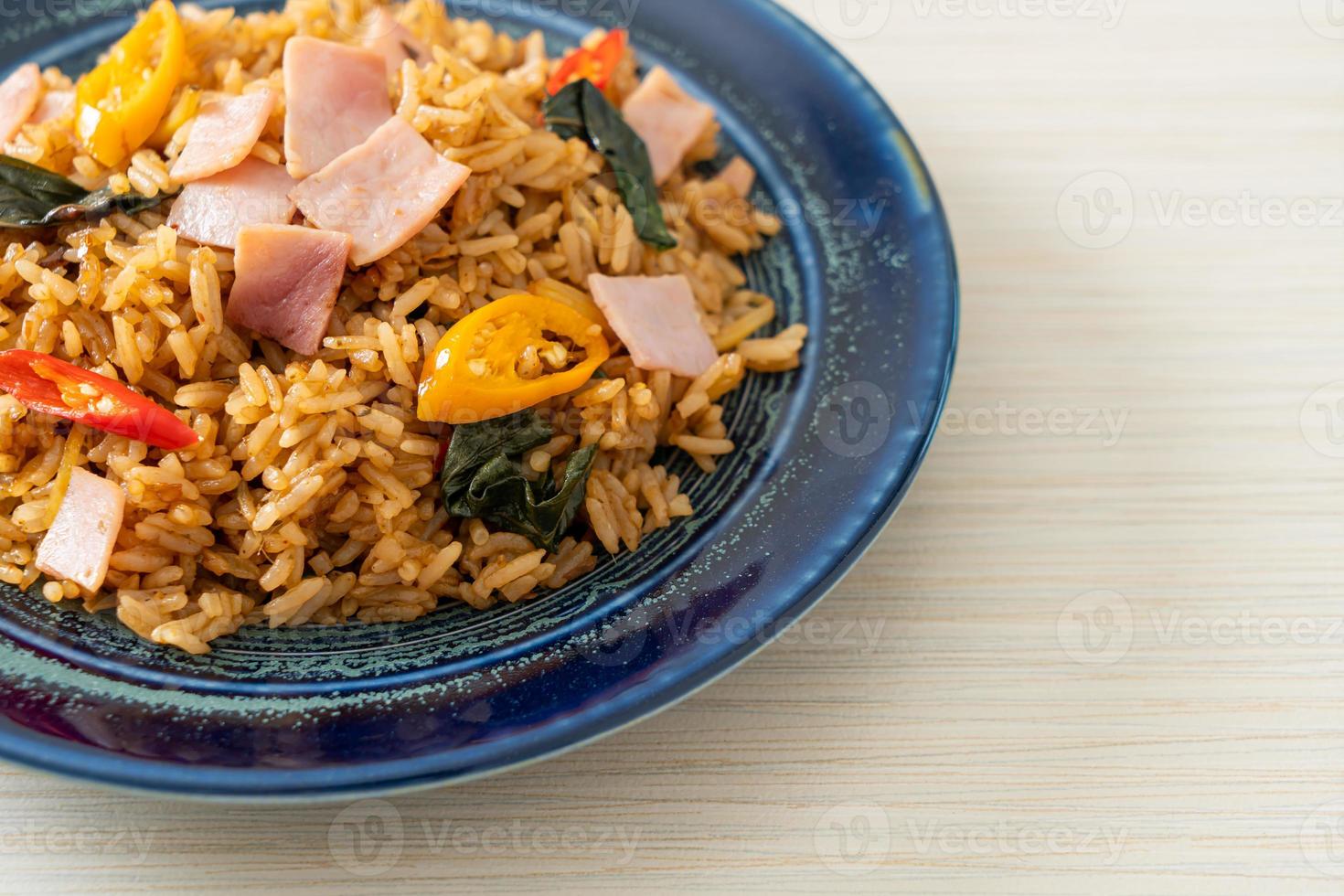 ham gebakken rijst met kruiden en specerijen foto
