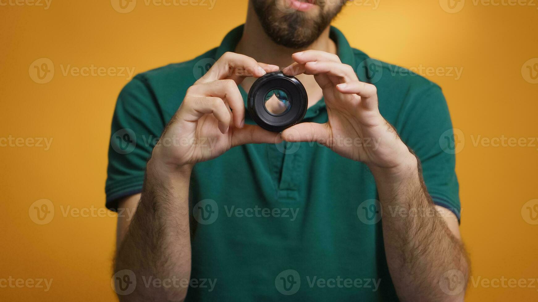 zichtbaar artiest roterend lens handleiding focus terwijl opname een recensie voor vloggen. camera lens technologie digitaal opname sociaal media influencer inhoud Schepper, professioneel studio voor podcast, vloggen en bloggen foto