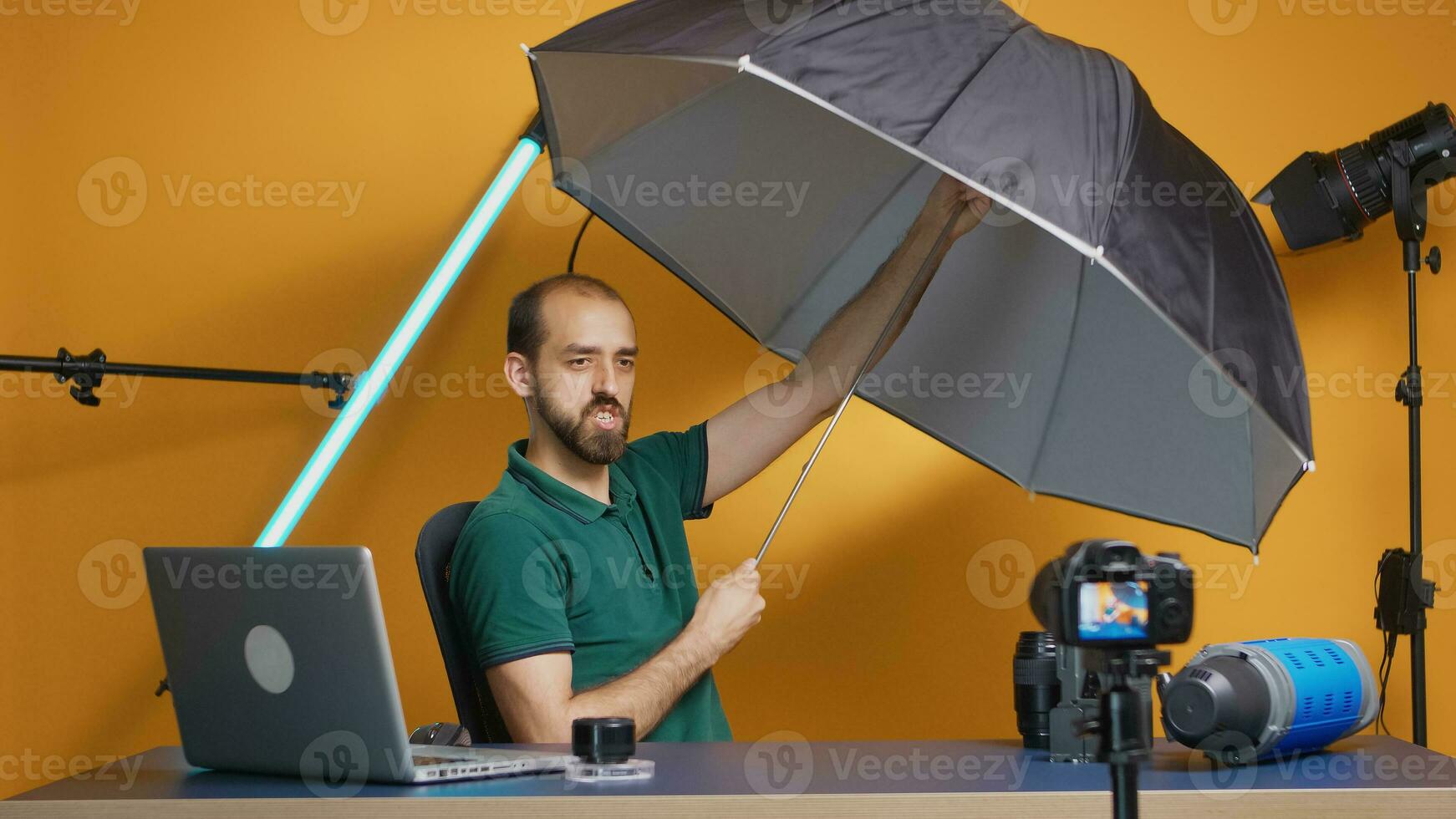 professioneel fotograaf opname paraplu recensie in studio. professioneel studio video en foto uitrusting technologie voor werk, foto studio sociaal media ster en influencer