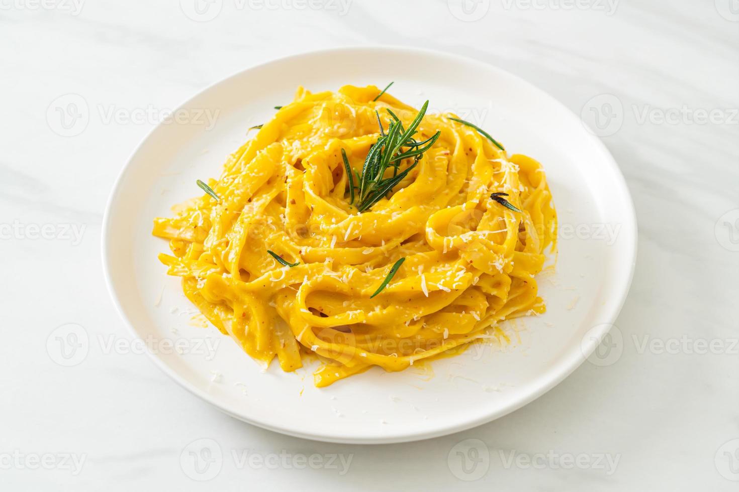 fettuccine pasta met butternut pompoen romige saus foto