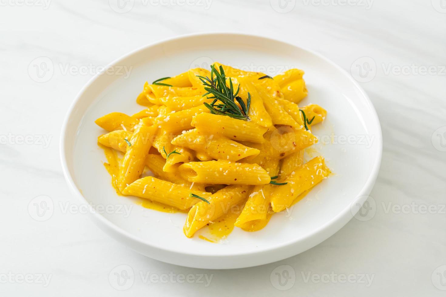 penne pasta met butternut pompoen romige saus foto