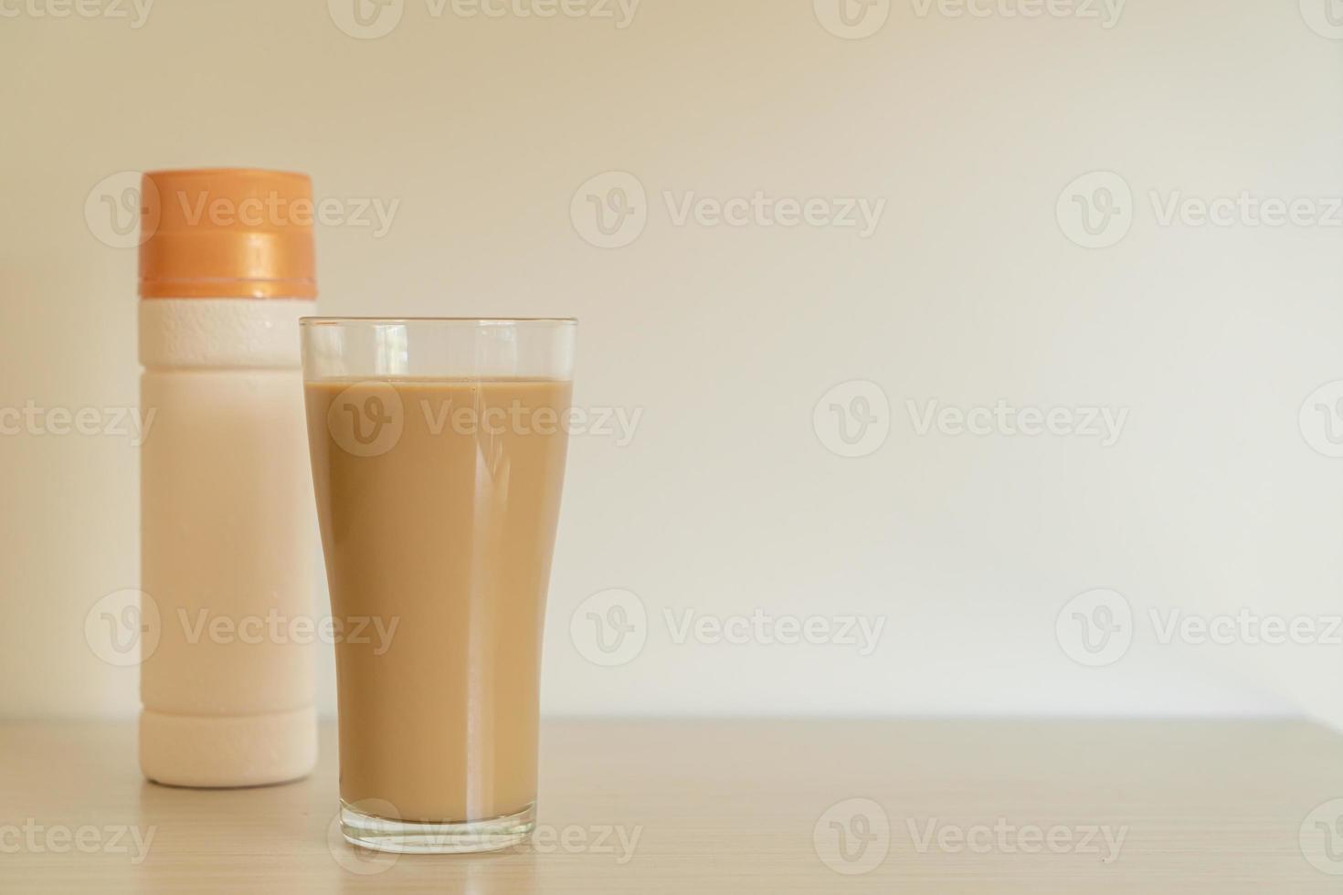 koffie latte glas met kant-en-klare koffieflessen foto
