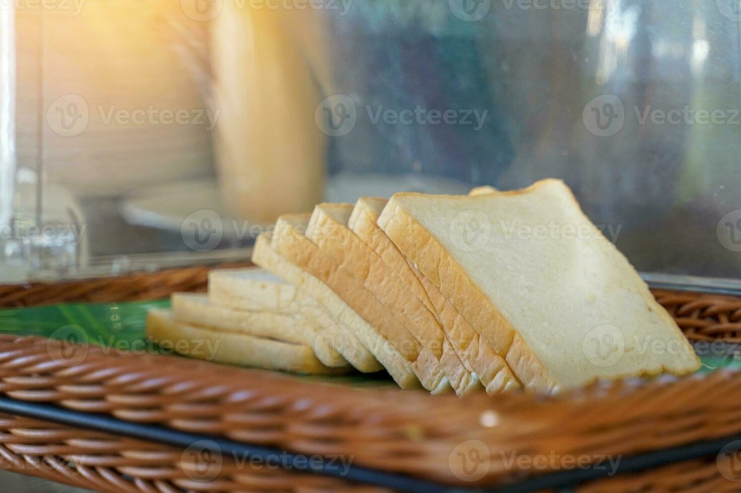 brood plakjes zijn geregeld in rijen Aan dienbladen in de hotel restaurant voor ontbijt voor gasten naar Kiezen van. zacht en selectief focus. foto