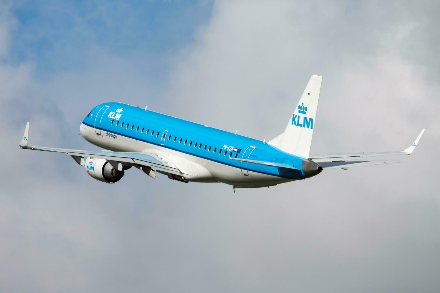 Amsterdam, nederland, 2014 - klm passagier vlak Bij luchthaven. schema vlucht reizen. luchtvaart en vliegtuigen. lucht vervoer. globaal Internationale vervoer. vlieg en vliegen. foto