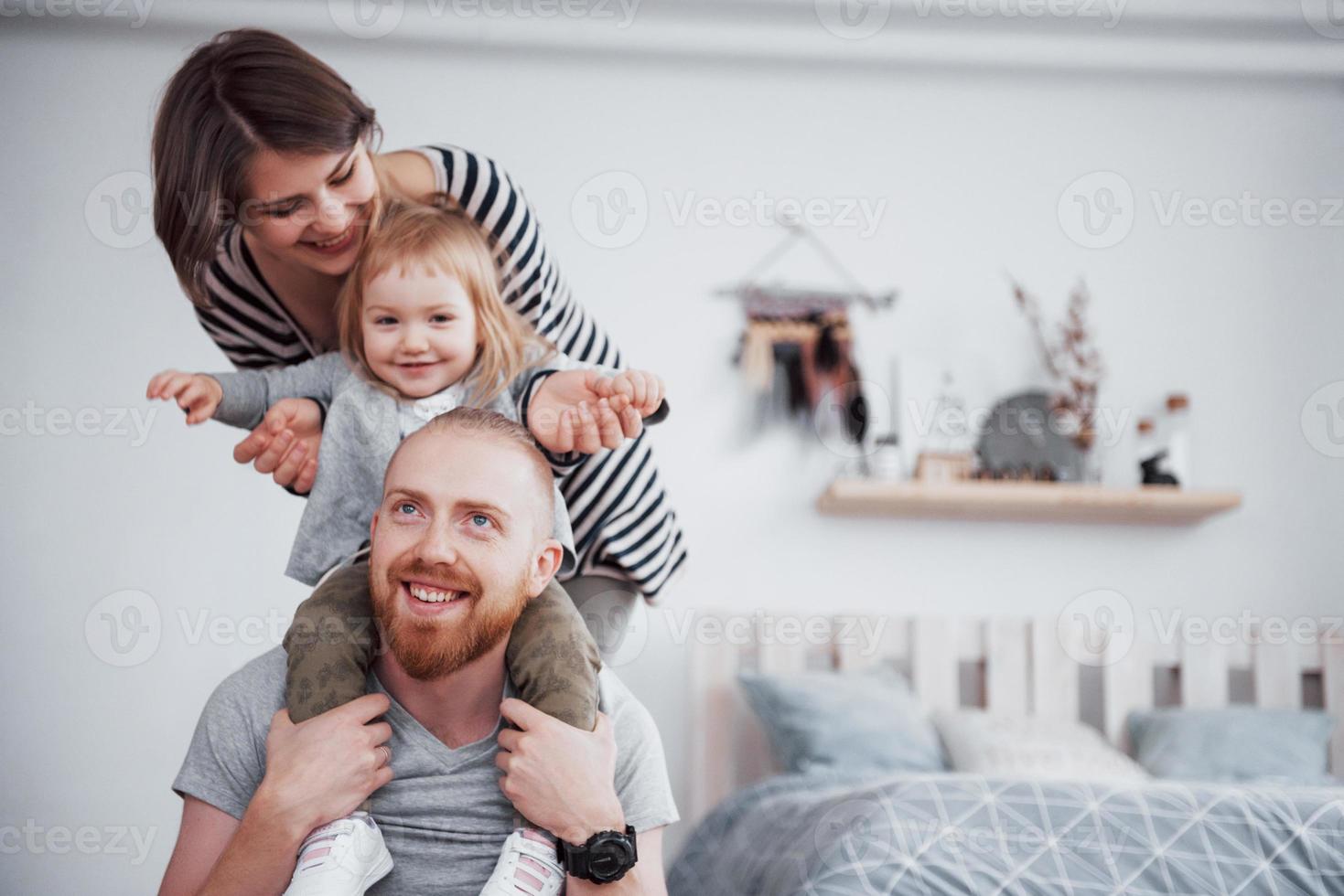 gelukkige familie moeder, vader, kind dochter thuis foto
