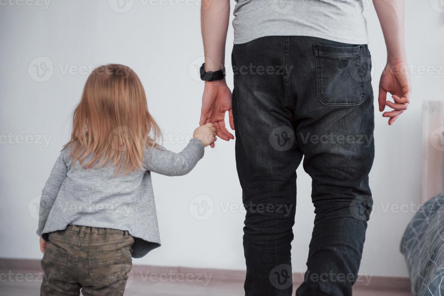 vader met zijn dochter die tijd thuis doorbrengt foto