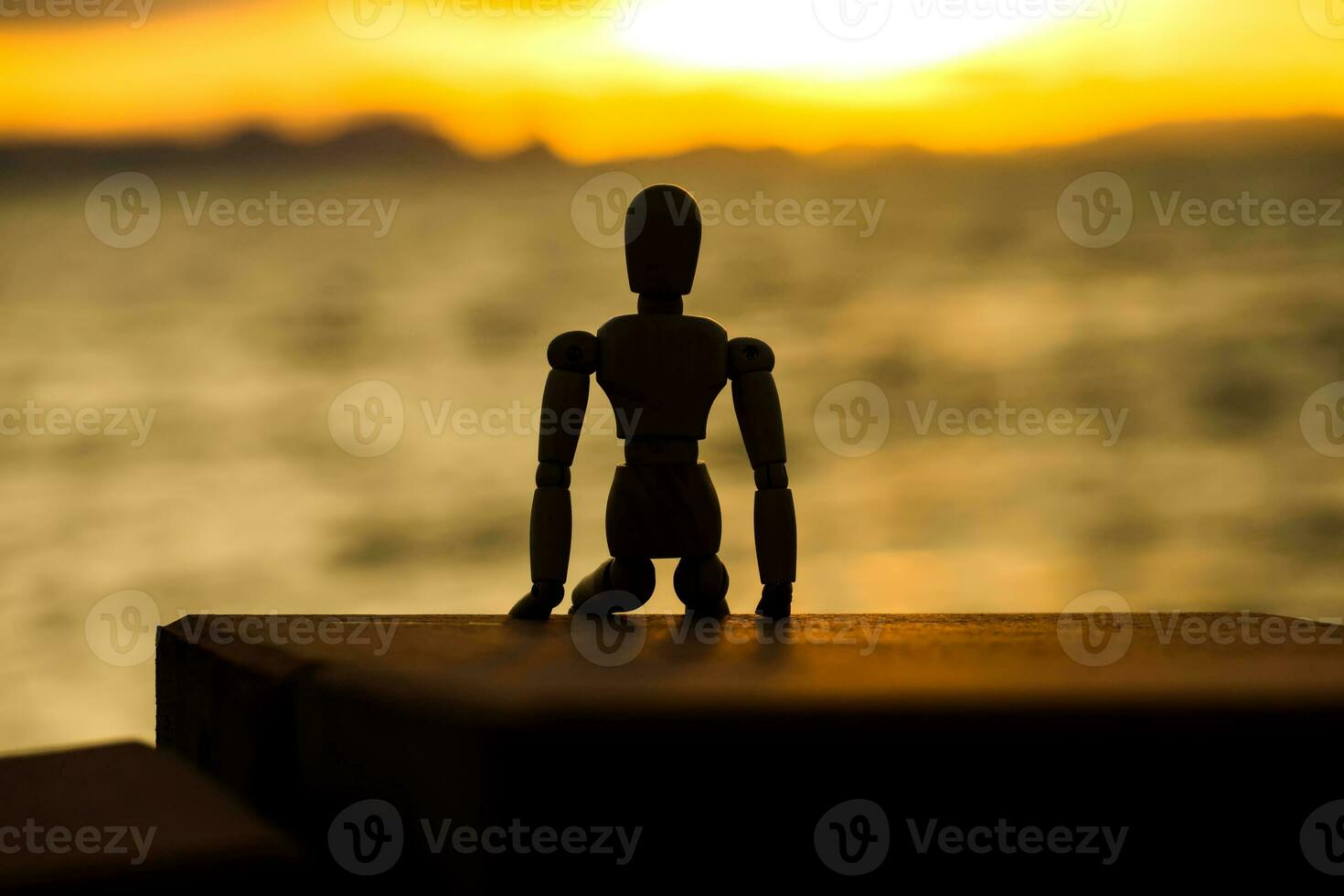 silhouetten van houten modellen voelen eenzaam Bij zonsondergang. foto
