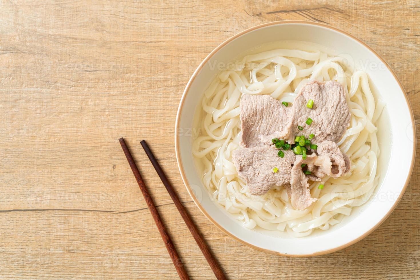 udon noedels met varkensvlees in heldere soep foto