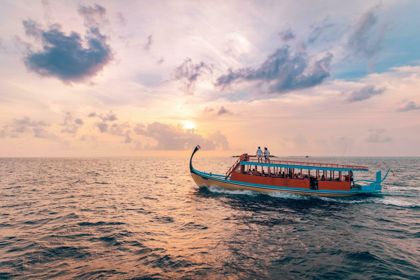 geweldig Maldivisch boot dhoni Aan tropisch blauw zee, nemen toerist naar een zonsondergang reis 08.13.21 - faafu atol, Maldiven foto