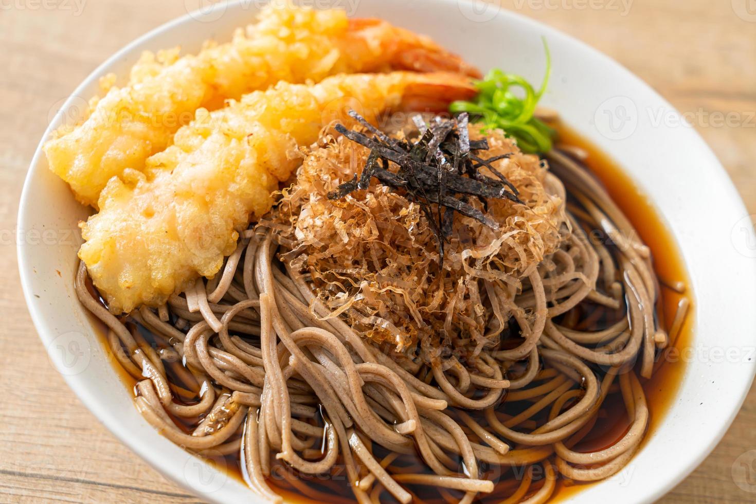 japanse ramen noedels met garnalen tempura foto