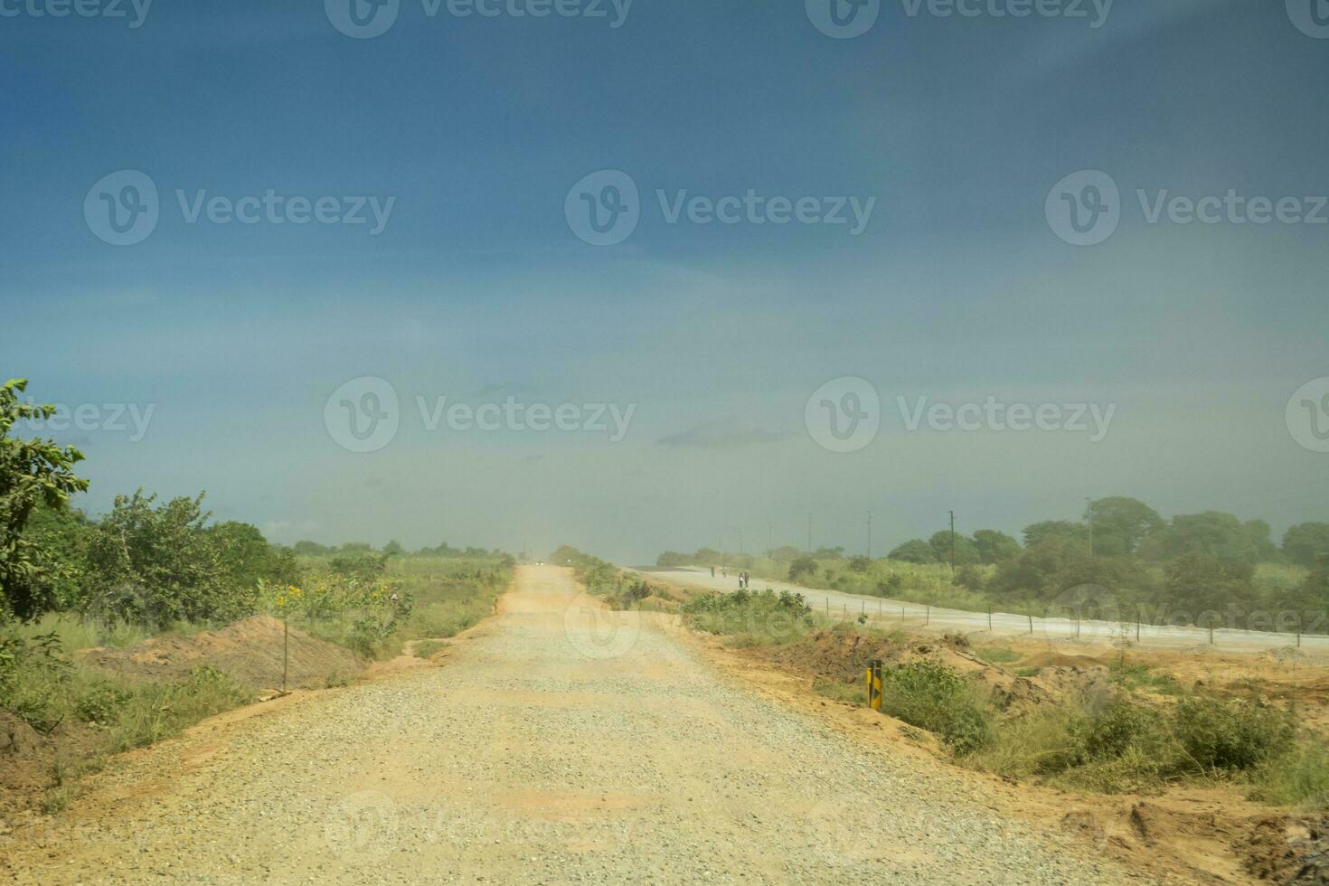 wegwerkzaamheden parallel aarde weg afwijking in Afrika foto