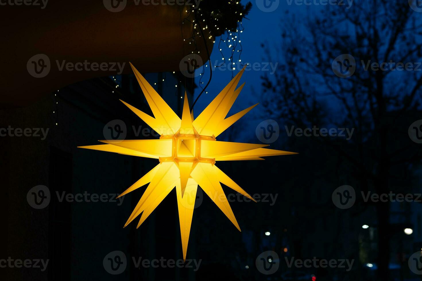 een schijnend Kerstmis ster in de nacht foto
