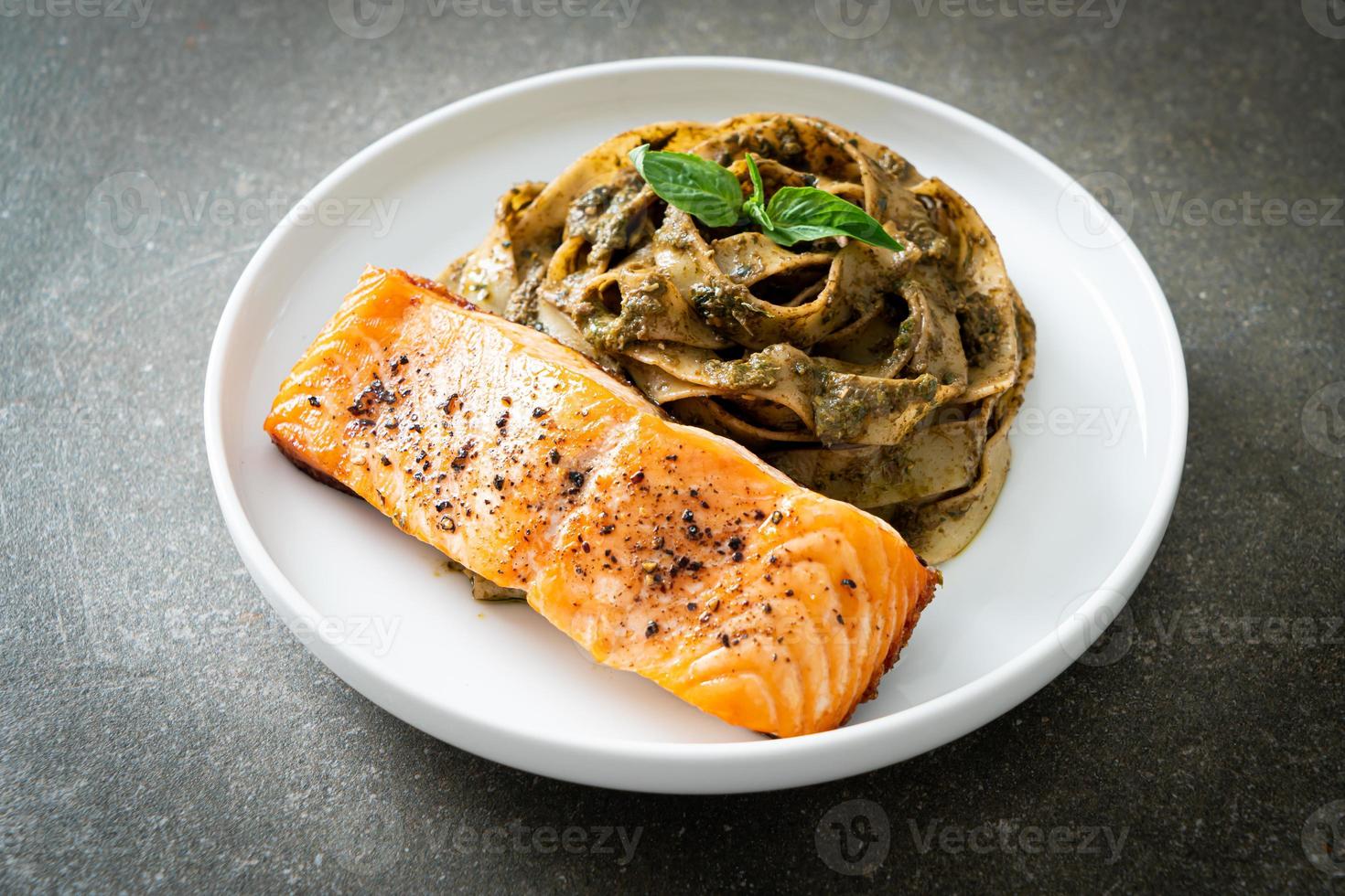 pesto fettuccine spaghetti pasta met gegrilde zalmfilet foto