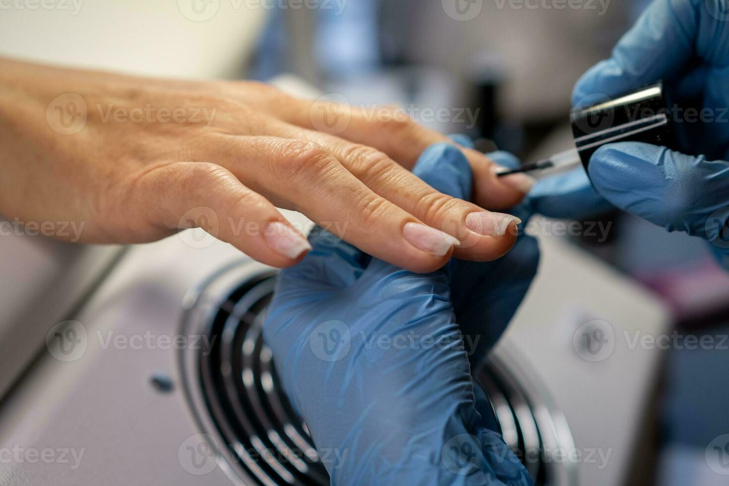 vrouw handen en gereedschap voor manicuren, werkwijze van het uitvoeren van manicure foto