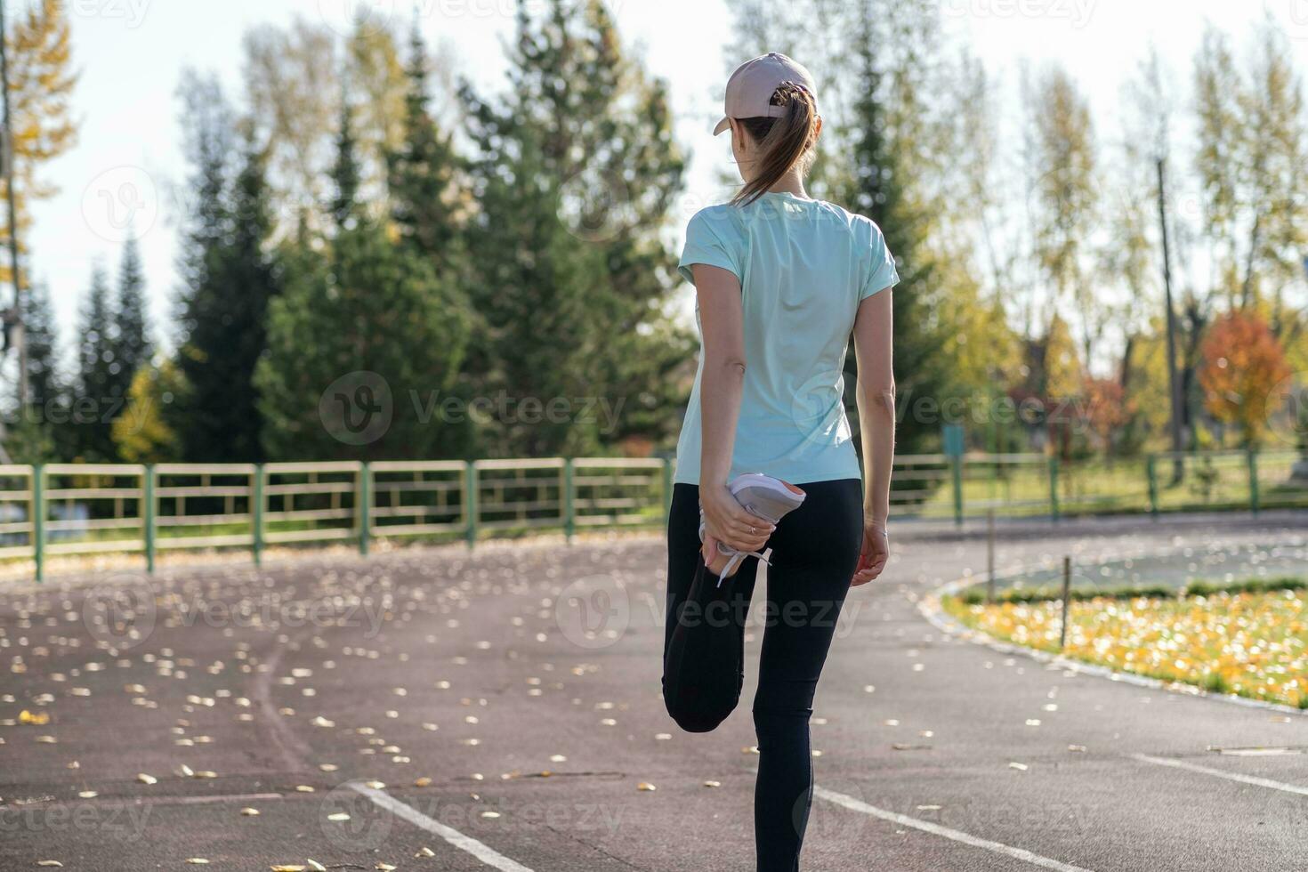 een jong mooi vrouw in sportkleding Toneelstukken sport- Bij een lokaal stadion foto