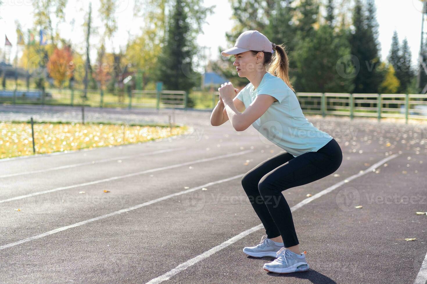 een jong mooi vrouw in sportkleding Toneelstukken sport- Bij een lokaal stadion foto