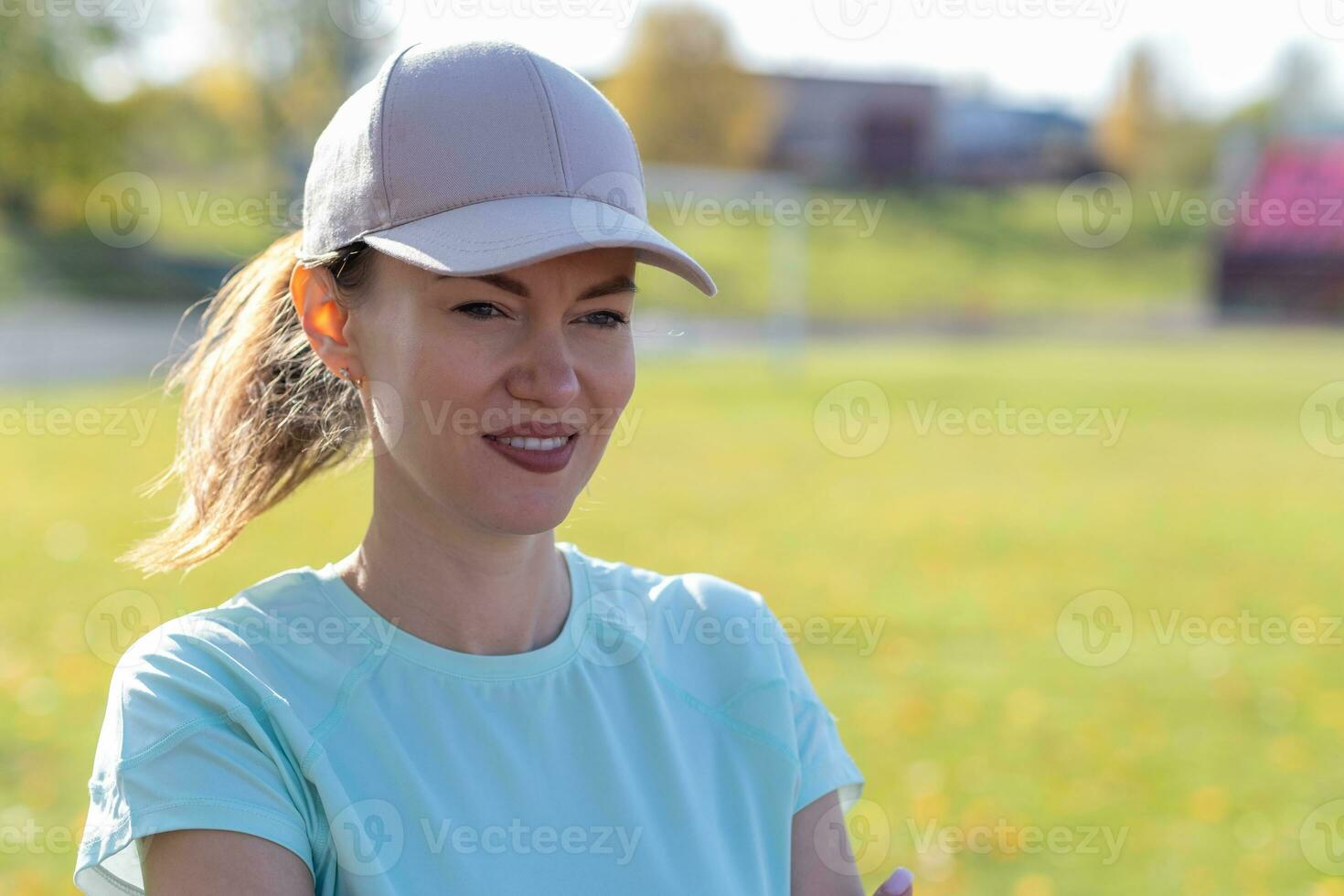 een jong mooi vrouw in sportkleding Toneelstukken sport- Bij een lokaal stadion foto