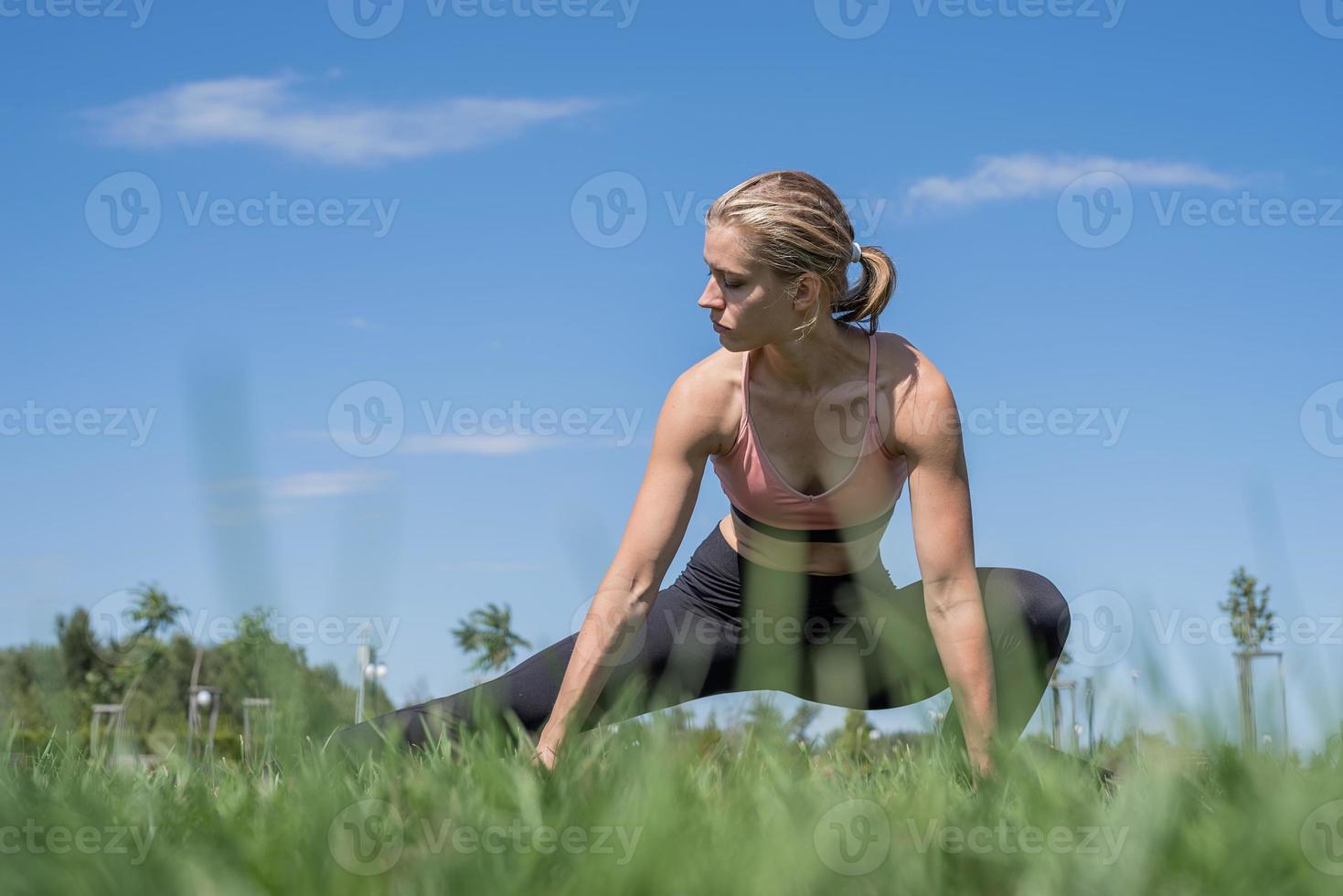 sportieve vrouw die op zonnige zomerdag in het park traint foto