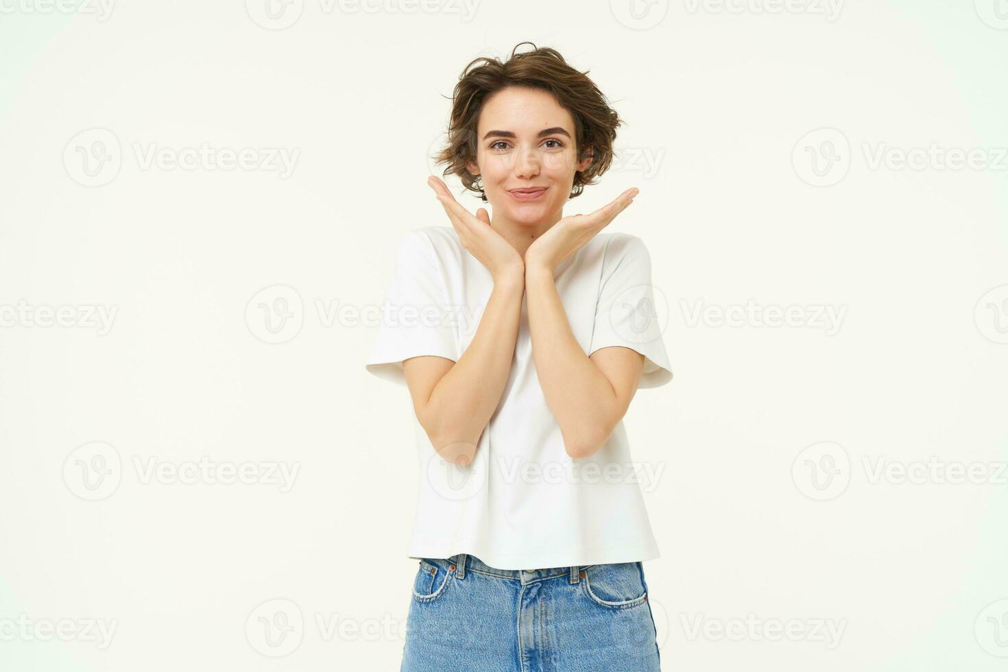 portret van schattig brunette vrouw, op zoek met bewondering en spanning, staand over- wit achtergrond foto