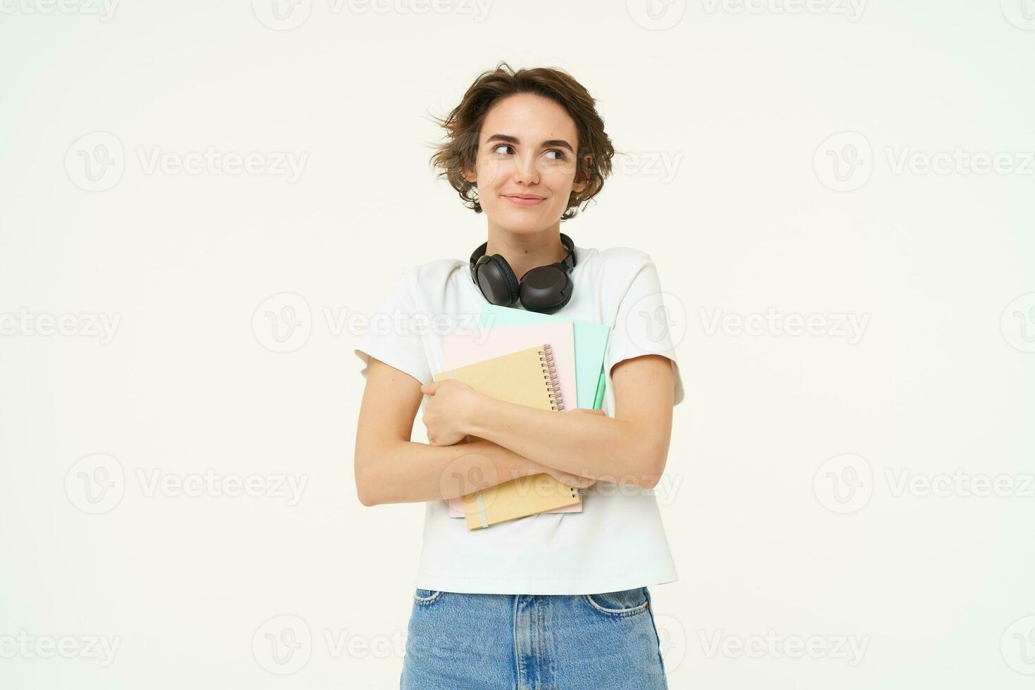 beeld van stijlvol, modern meisje leerling, Holding werkboek, documenten. vrouw leraar met papieren staand over- wit achtergrond foto