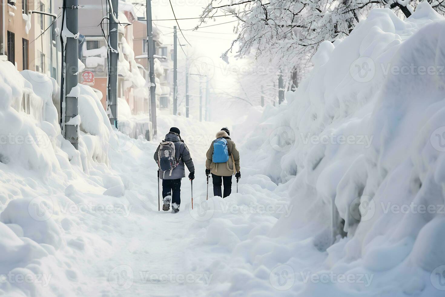 ai gegenereerd reusachtig sneeuwbanken Aan de stad straten na een sneeuwstorm. mensen hebben moeilijkheid in beweging Aan de straat foto