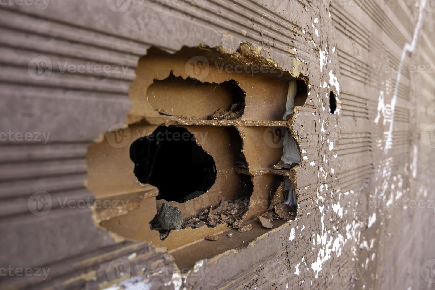 bakstenen muur met gat foto