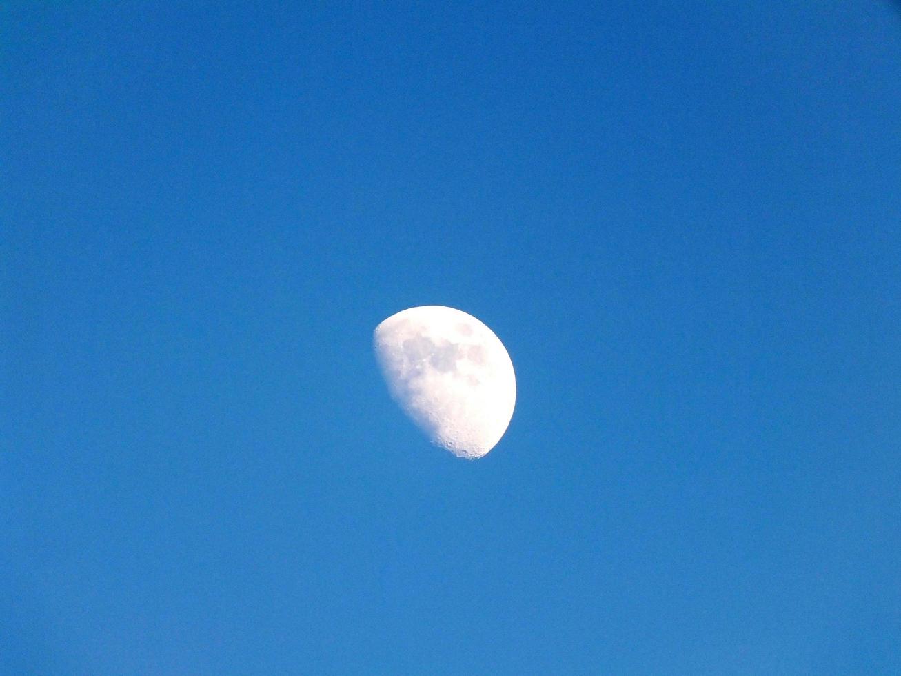 maan aan de hemel. maan op de blauwe achtergrond foto