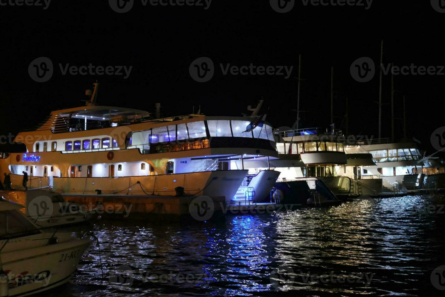 vlot van reis schepen in nacht haven van korcula foto
