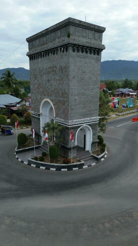 antenne visie van monument de centrum punt bot bolango, gorontalo Bij zonsopkomst foto