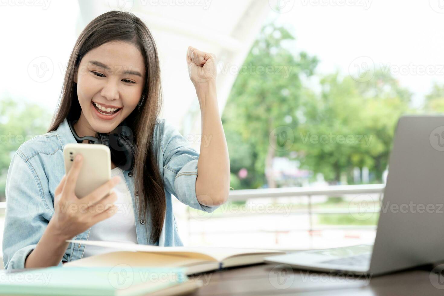 mooi leerling Aziatisch vrouw en vriend met verrassing aankondigen laatste examen. glimlach meisje gelukkig in college campus. portret vrouw Aan Internationale Azië Universiteit. opleiding, studie, school, gelukkig foto