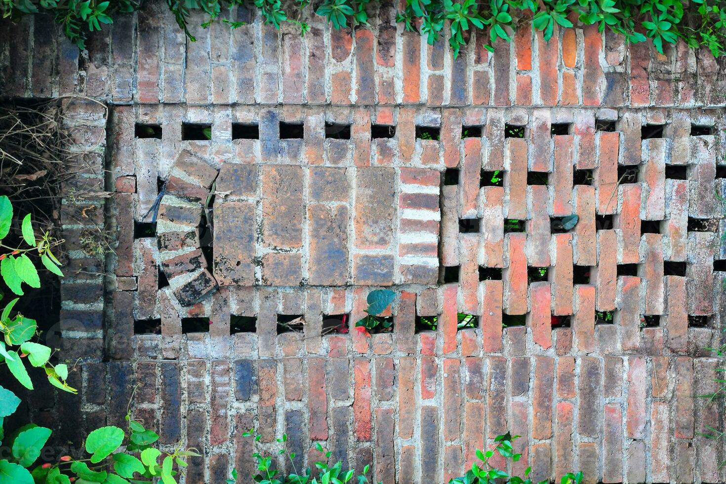 de muren zijn gemaakt van rood steen foto