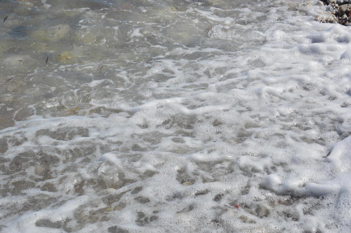 Egeïsche zeewatertextuur in griekenland foto