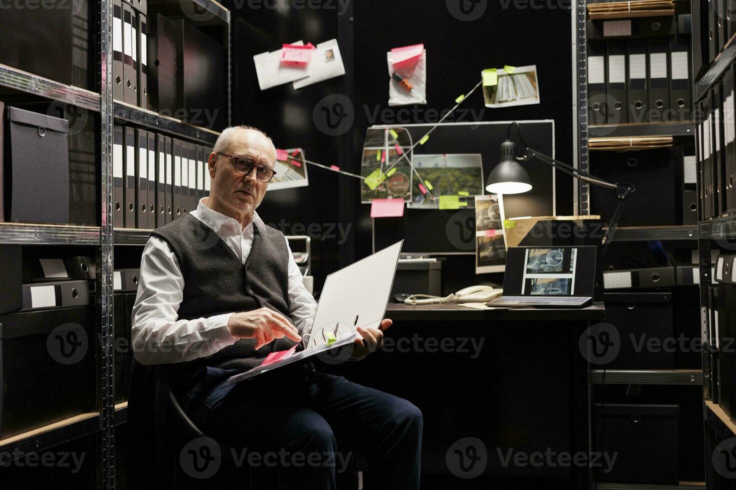 ouderen crimineel onderzoeker analyseren misdrijf tafereel rapport, controle criminologie bestanden. fbi middel werken laat Bij nacht Bij verdachte profiel in archiveren kamer, planning vertrouwelijk federaal onderzoek foto