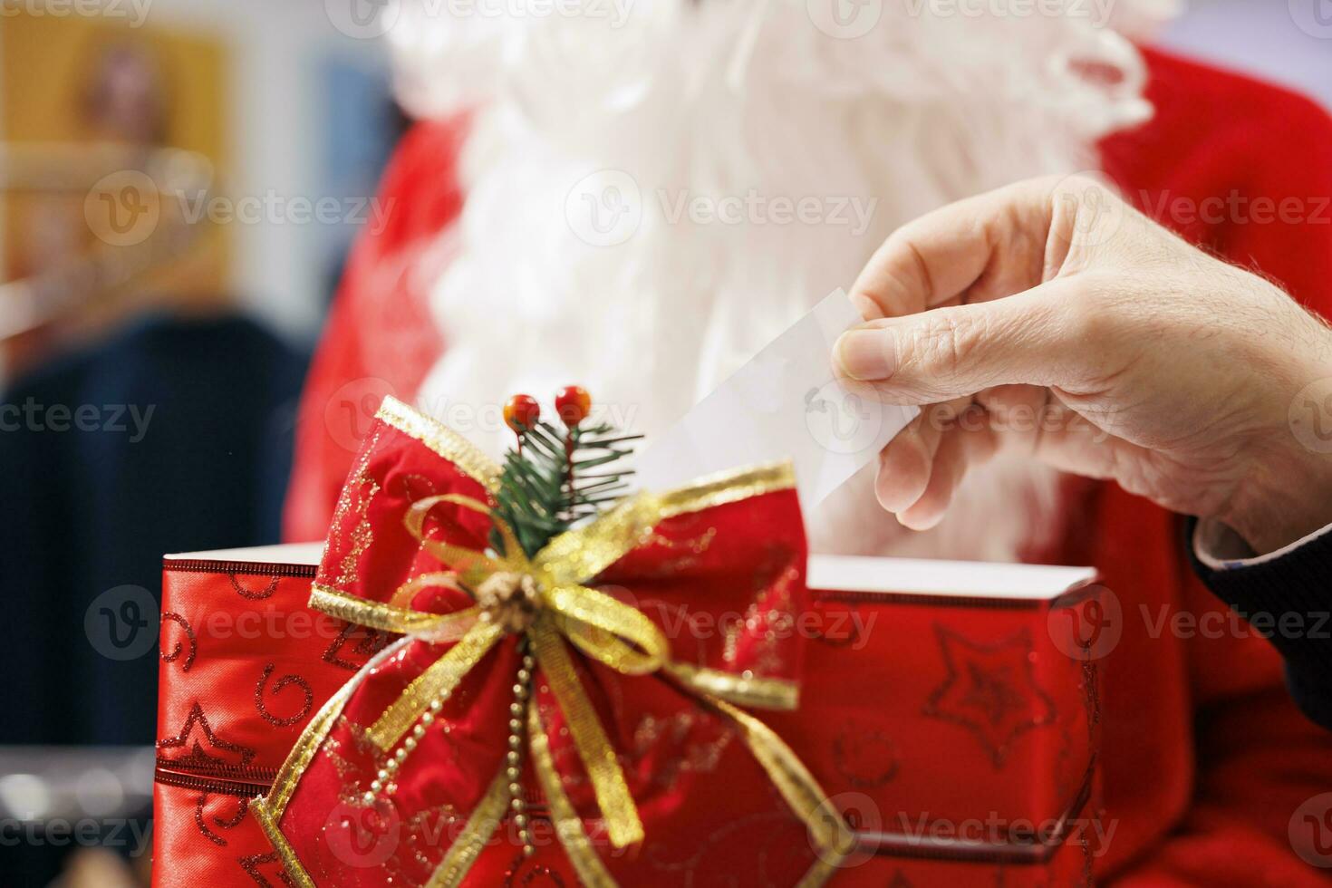 mensen tekening namen van verloten doos in kleding op te slaan, wezen ongeduldig naar zien naam van wedstrijd winnaar. klanten deelnemen Bij Kerstmis weggeven wedstrijd in boodschappen doen centrum. dichtbij omhoog. foto