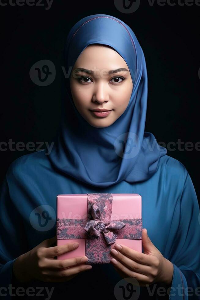 ai gegenereerd een vrouw vervelend een hoofddoek houdt een roze doos, mogelijk met een geschenk foto