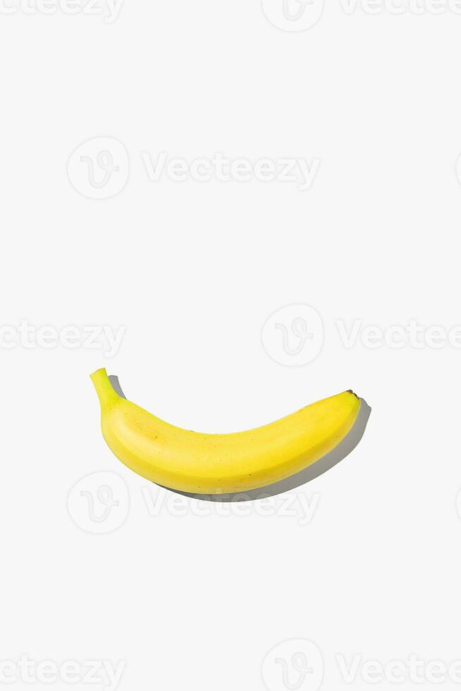 minimalistisch banaan Aan wit geïsoleerd achtergrond. creatief concept van glimlach. foto