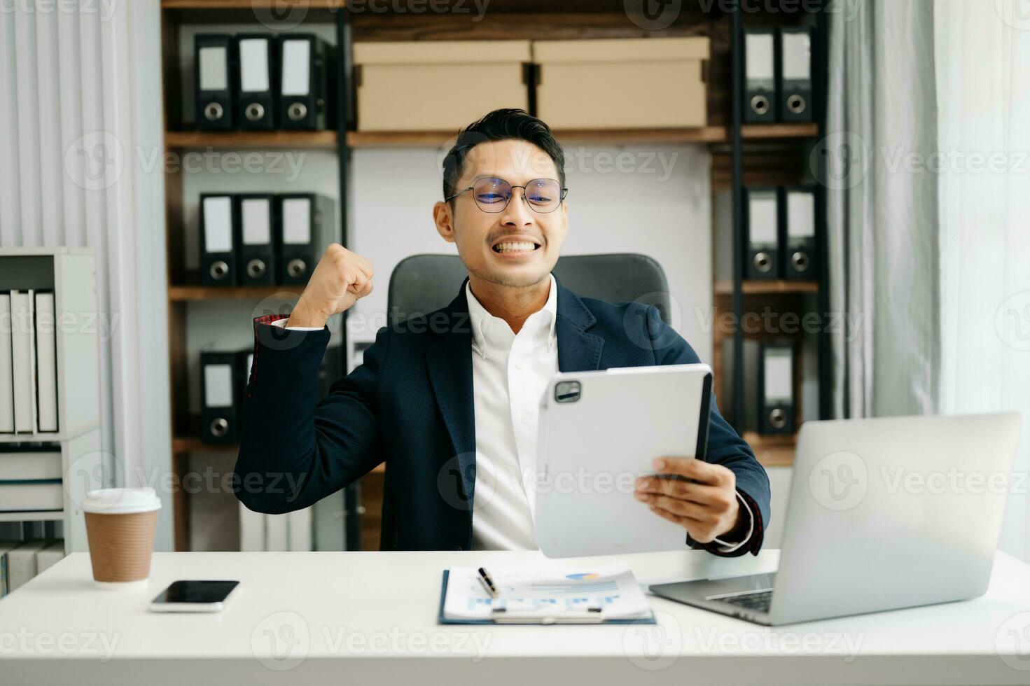 aantrekkelijk Aziatisch mannetje kantoor arbeider bedrijf pakken glimlachen Bij camera in kantoor foto
