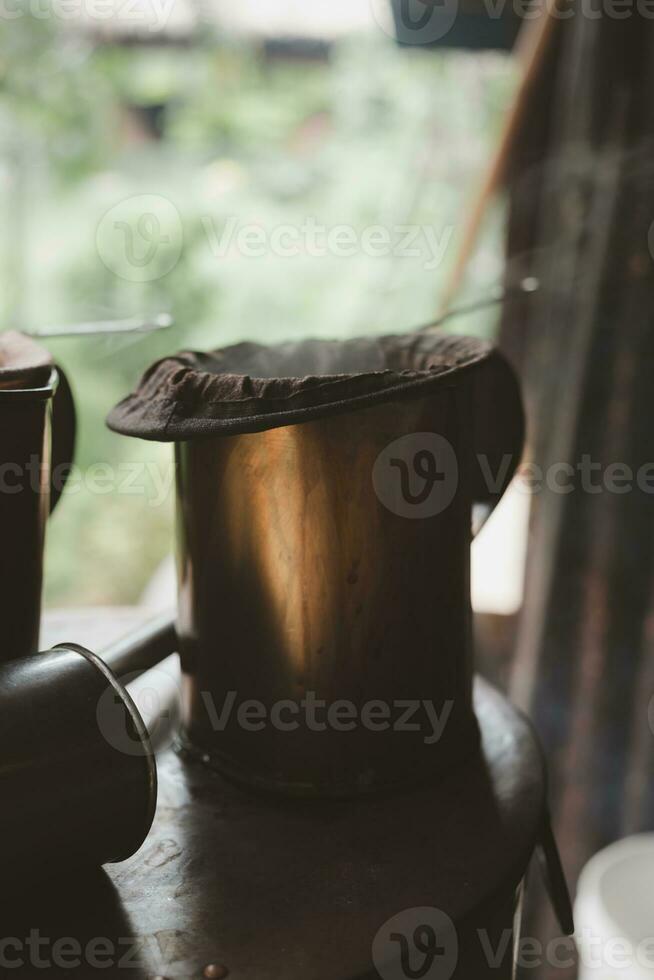 roestvrij pot is gebruikt voor oude koffie in Thais volk koffie winkel. foto