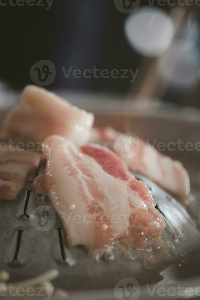 Thais barbecue rooster varkensvlees Aan cirkel heet pan telefoontje moo-kata foto