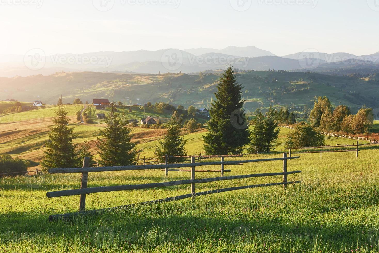 majestueuze zonsondergang in de bergen landscape.carpathian, oekraïne foto