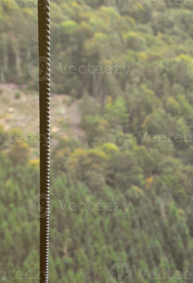 ijzer kabel van de vervoer systeem van de kabelbaan Aan de achtergrond van een groen berg Woud foto