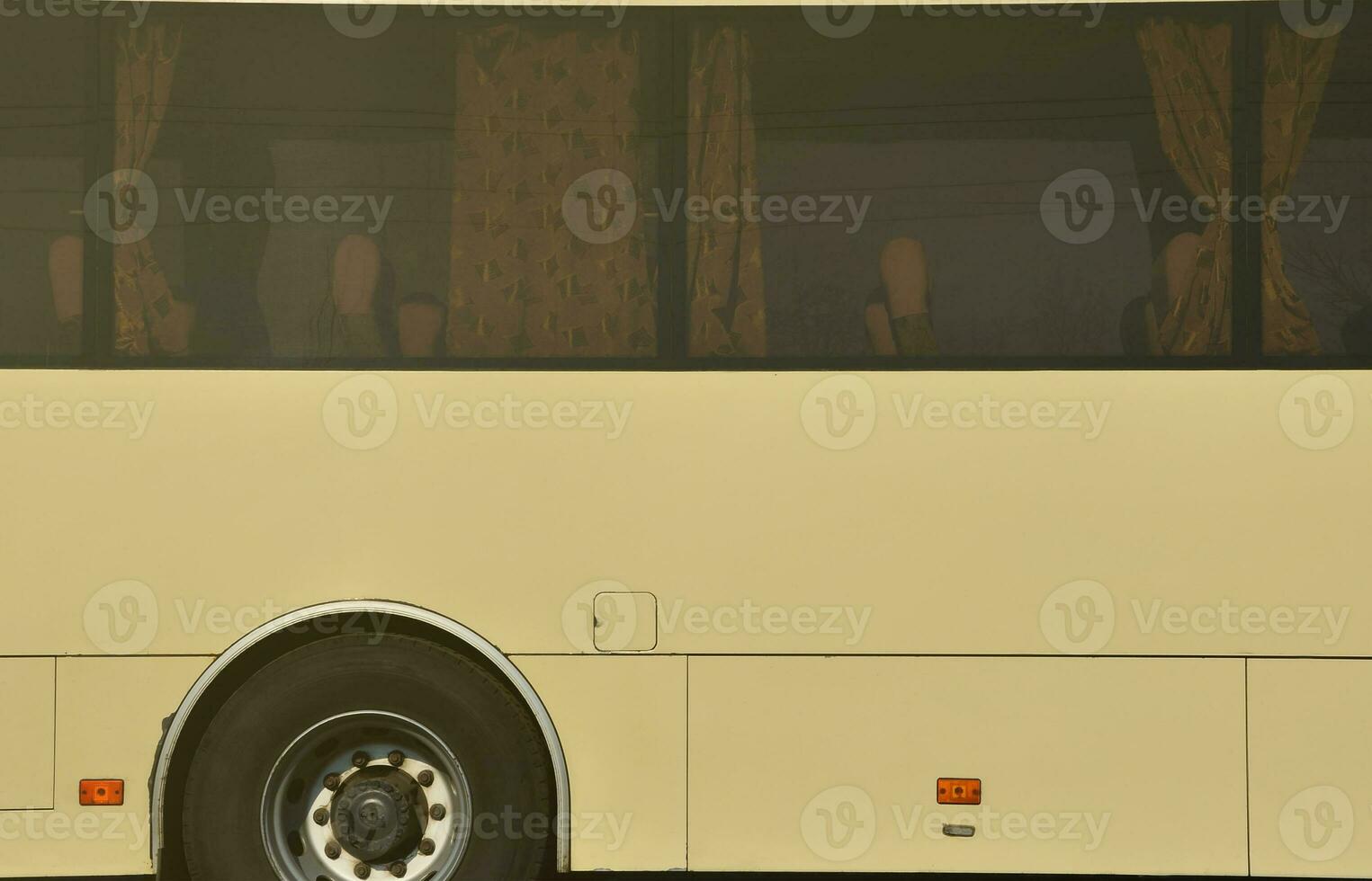 foto van de romp van een groot en lang geel bus met vrij ruimte voor reclame. detailopname kant visie van een passagier voertuig voor vervoer en toerisme