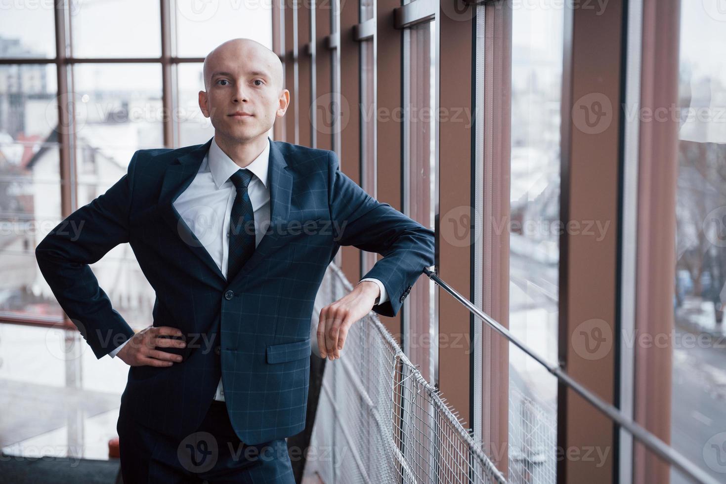 portret van lachende jonge zakenman in office foto