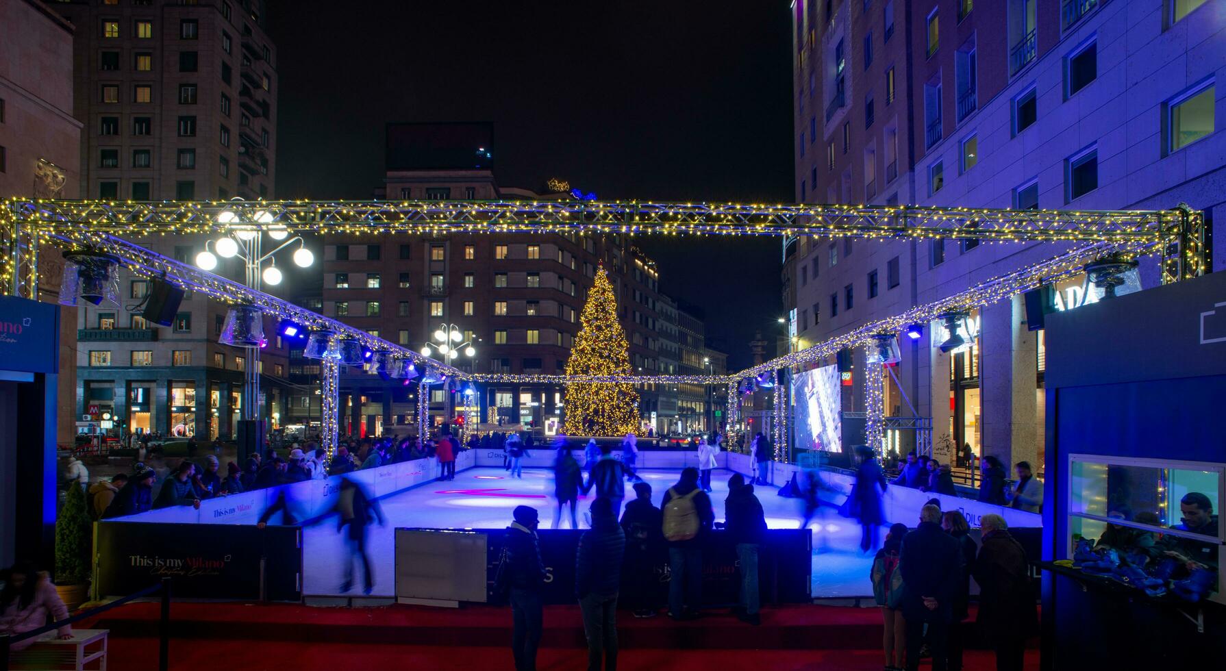 Milaan Italië 2023 ijs het schaatsen baan in de centrum van Milaan foto