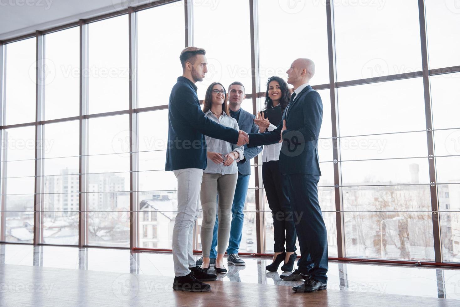 twee zelfverzekerde zakenman die handen schudt tijdens een vergadering op kantoor, succes, dealen, begroeten en partnerconcept foto